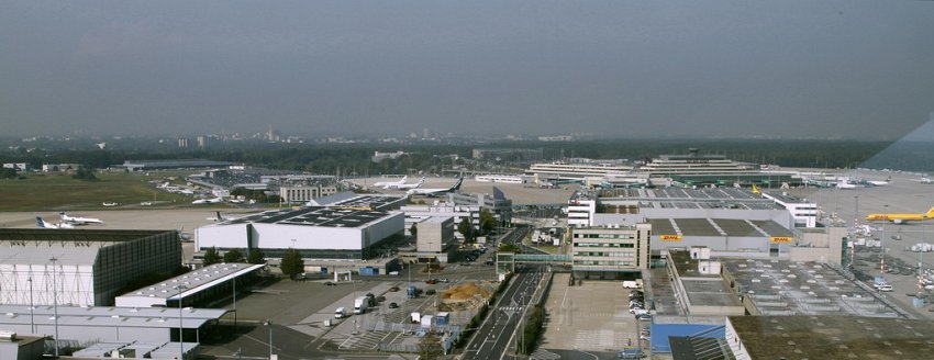 Hoehenretter bei der Uebung am Koeln Bonner Flughafen Tower P197.JPG